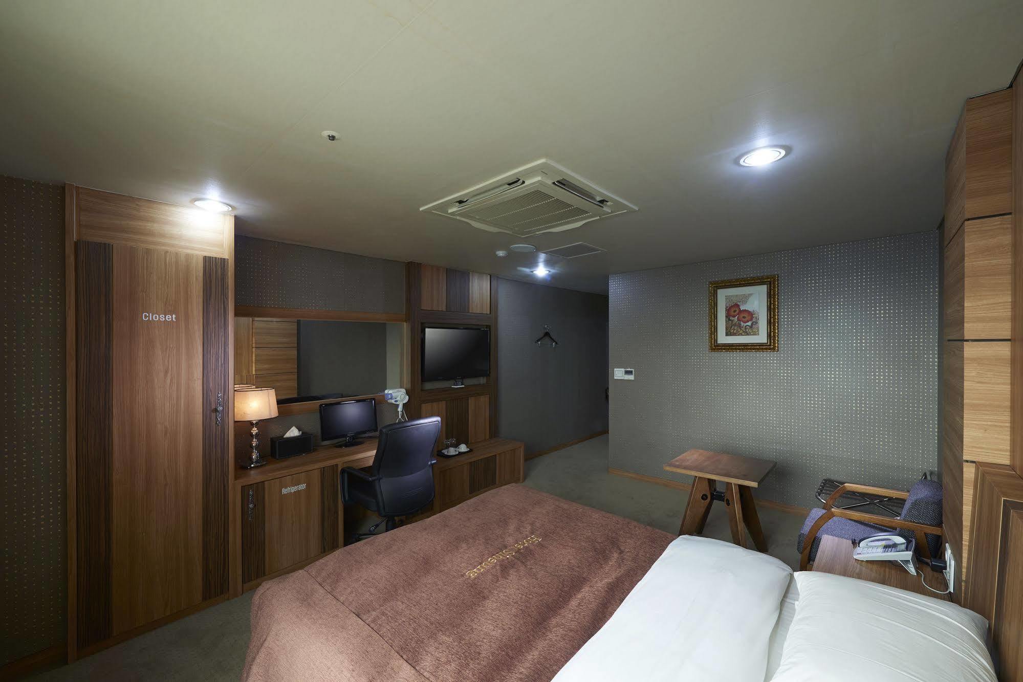 Benikea Premier Hotel Siheung Exterior foto
