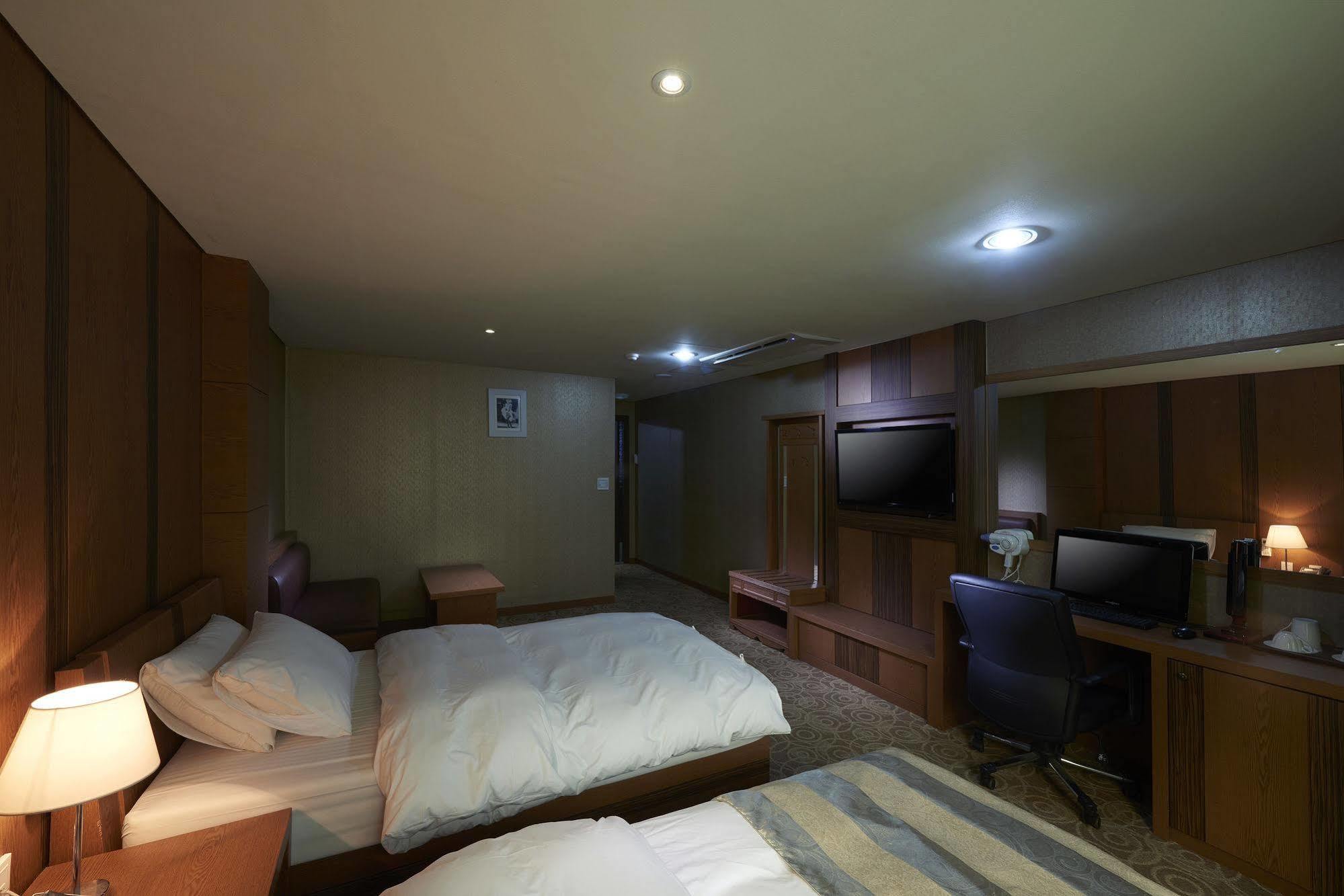 Benikea Premier Hotel Siheung Exterior foto