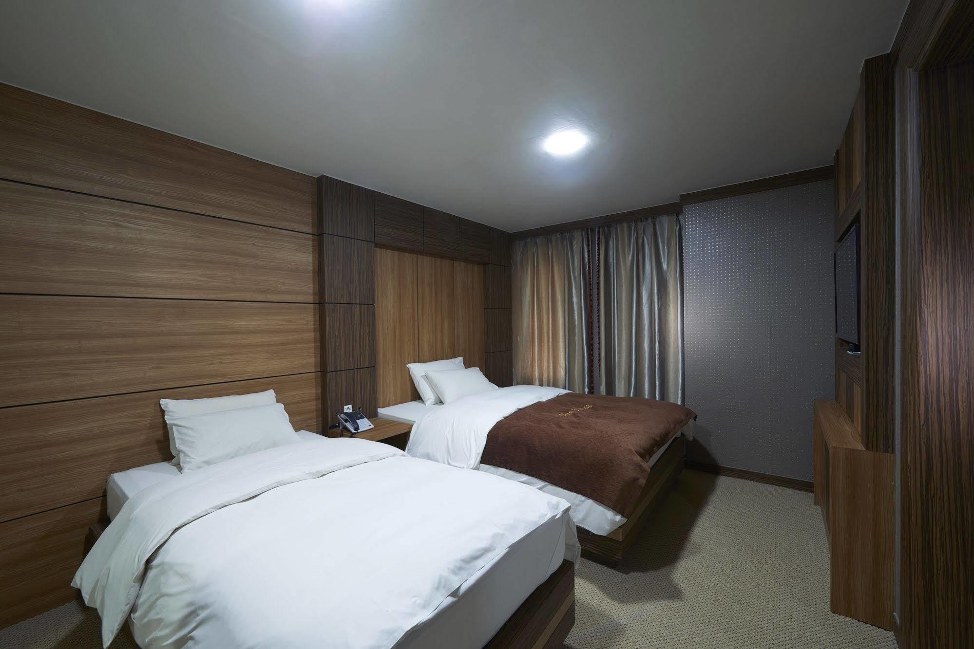 Benikea Premier Hotel Siheung Exterior foto
